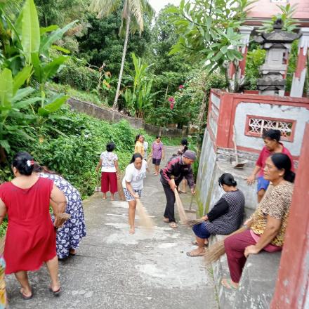 Kegiatan Jumat Bersih Desa Banyuatis di tiap Banjar Dinas