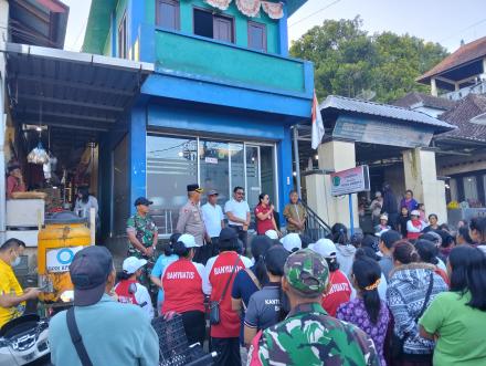 KEGIATAN PEMBERSIHAN DI PASAR TRADISIONAL DESA BANYUATIS